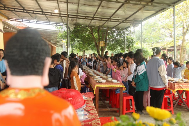 Youth towards Buddhism Retreat at Giai Lam pagoda, Ha Tinh