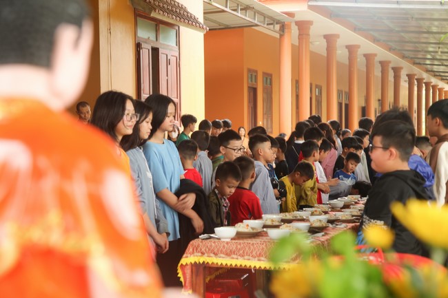 Youth towards Buddhism Retreat at Giai Lam pagoda, Ha Tinh