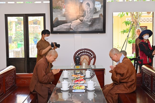 Visit and preach a Dharma talk at Hoang Phap pagoda of Ven. Pomnyun Sunim and Sr Giac Le Hieu