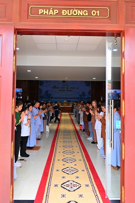 Visit and preach a Dharma talk at Hoang Phap pagoda of Ven. Pomnyun Sunim and Sr Giac Le Hieu