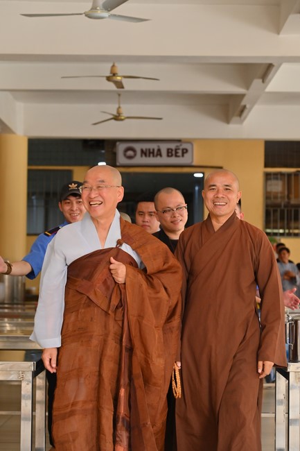 Visit and preach a Dharma talk at Hoang Phap pagoda of Ven. Pomnyun Sunim and Sr Giac Le Hieu
