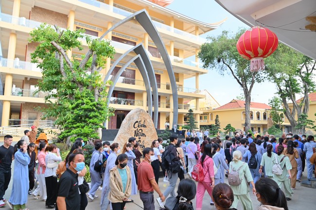 Visit and preach a Dharma talk at Hoang Phap pagoda of Ven. Pomnyun Sunim and Sr Giac Le Hieu