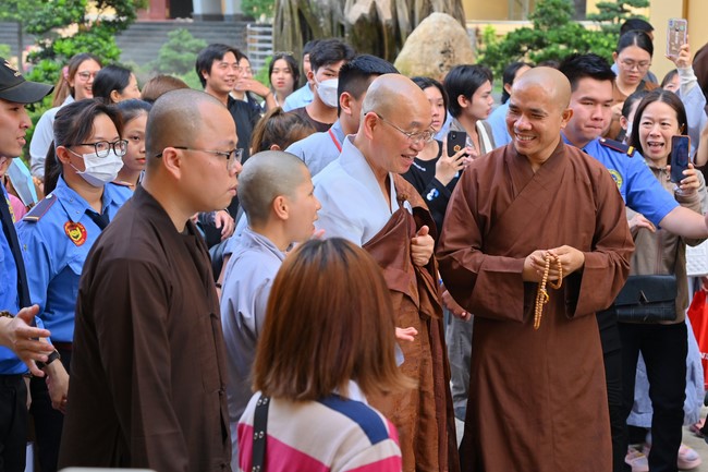 Visit and preach a Dharma talk at Hoang Phap pagoda of Ven. Pomnyun Sunim and Sr Giac Le Hieu