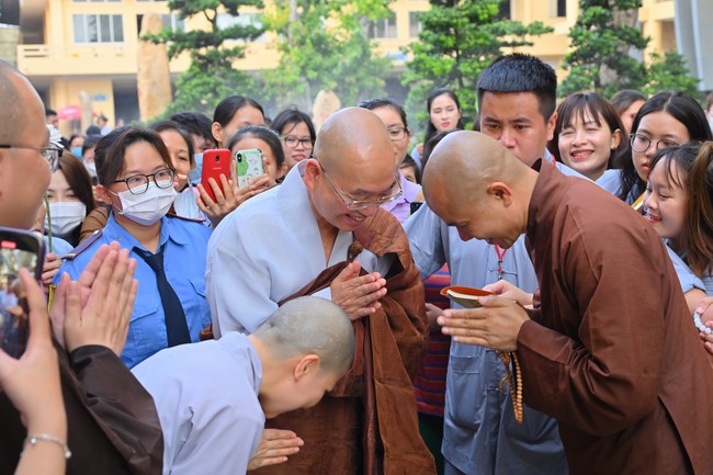 Visit and preach a Dharma talk at Hoang Phap pagoda of Ven. Pomnyun Sunim and Sr Giac Le Hieu
