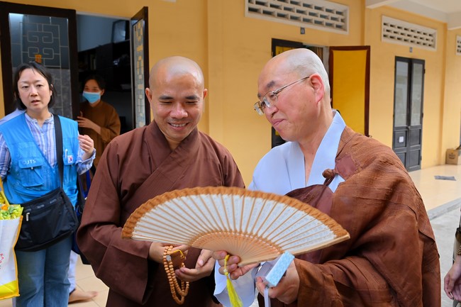 Visit and preach a Dharma talk at Hoang Phap pagoda of Ven. Pomnyun Sunim and Sr Giac Le Hieu