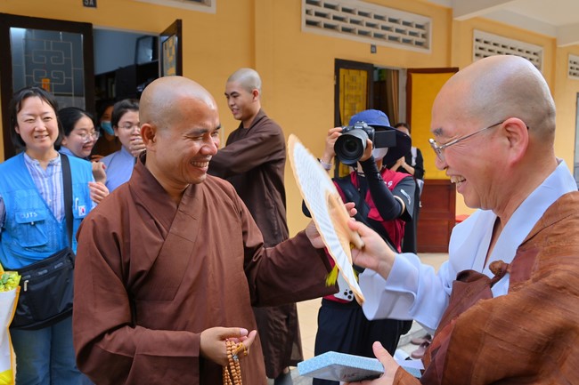 Visit and preach a Dharma talk at Hoang Phap pagoda of Ven. Pomnyun Sunim and Sr Giac Le Hieu