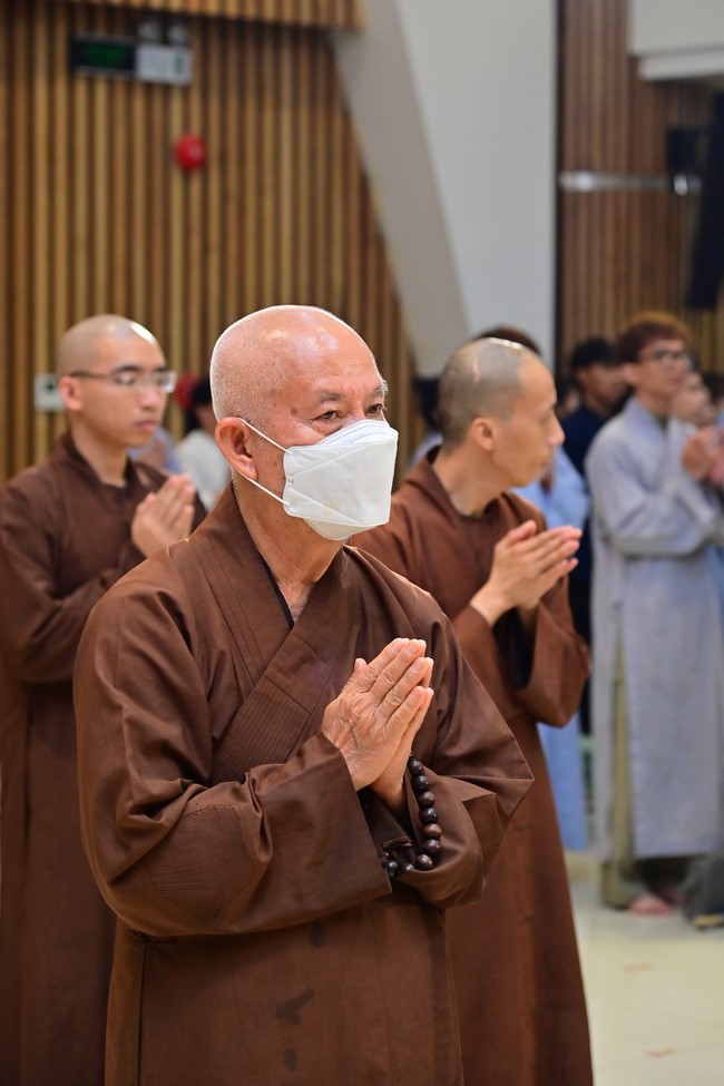 Visit and preach a Dharma talk at Hoang Phap pagoda of Ven. Pomnyun Sunim and Sr Giac Le Hieu