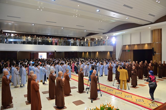 Visit and preach a Dharma talk at Hoang Phap pagoda of Ven. Pomnyun Sunim and Sr Giac Le Hieu