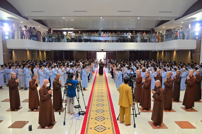 Visit and preach a Dharma talk at Hoang Phap pagoda of Ven. Pomnyun Sunim and Sr Giac Le Hieu