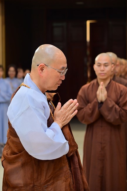 Visit and preach a Dharma talk at Hoang Phap pagoda of Ven. Pomnyun Sunim and Sr Giac Le Hieu