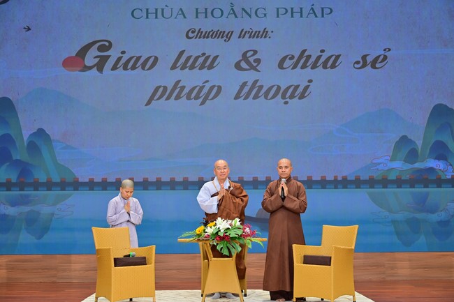 Visit and preach a Dharma talk at Hoang Phap pagoda of Ven. Pomnyun Sunim and Sr Giac Le Hieu