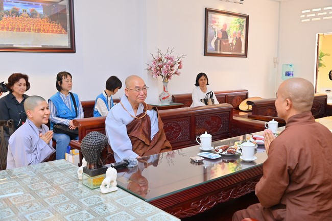 Visit and preach a Dharma talk at Hoang Phap pagoda of Ven. Pomnyun Sunim and Sr Giac Le Hieu