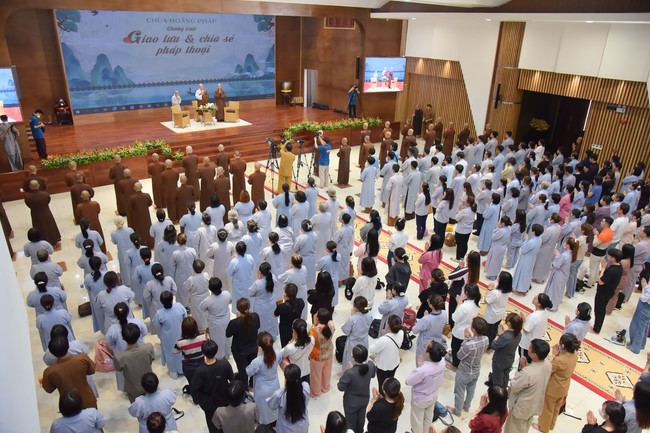 Visit and preach a Dharma talk at Hoang Phap pagoda of Ven. Pomnyun Sunim and Sr Giac Le Hieu