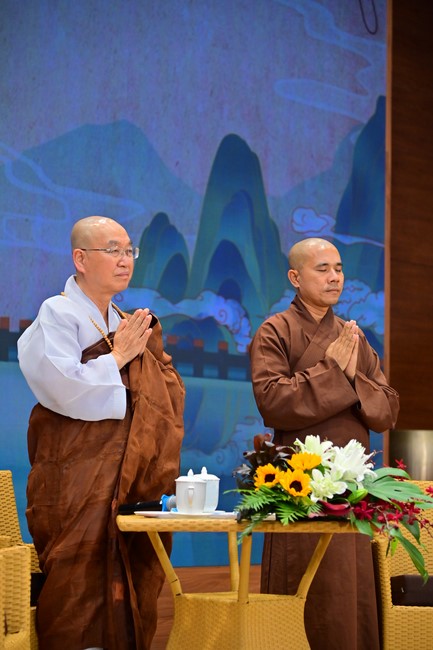 Visit and preach a Dharma talk at Hoang Phap pagoda of Ven. Pomnyun Sunim and Sr Giac Le Hieu