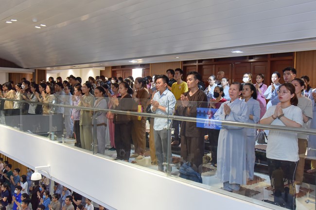 Visit and preach a Dharma talk at Hoang Phap pagoda of Ven. Pomnyun Sunim and Sr Giac Le Hieu