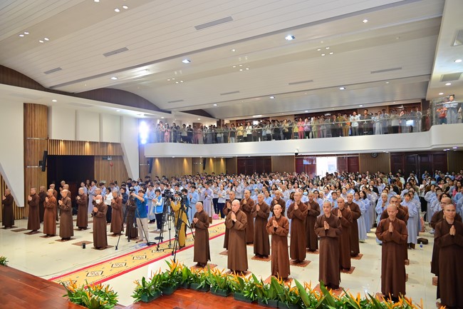Visit and preach a Dharma talk at Hoang Phap pagoda of Ven. Pomnyun Sunim and Sr Giac Le Hieu