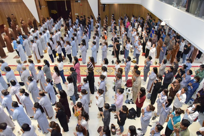 Visit and preach a Dharma talk at Hoang Phap pagoda of Ven. Pomnyun Sunim and Sr Giac Le Hieu