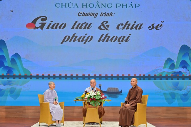 Visit and preach a Dharma talk at Hoang Phap pagoda of Ven. Pomnyun Sunim and Sr Giac Le Hieu