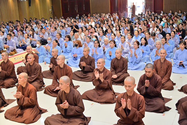 Visit and preach a Dharma talk at Hoang Phap pagoda of Ven. Pomnyun Sunim and Sr Giac Le Hieu