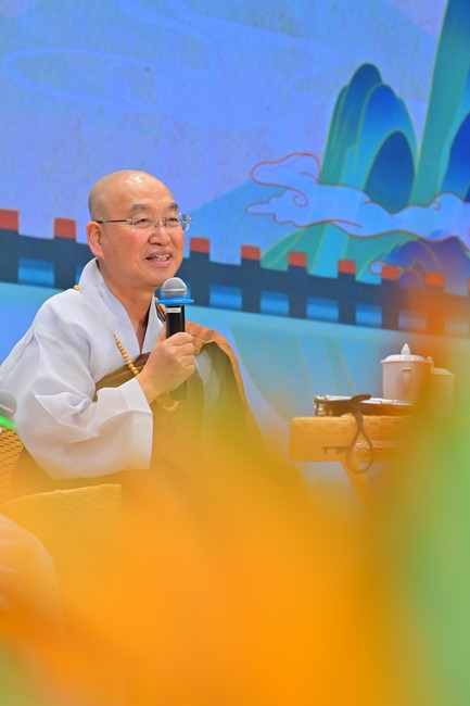 Visit and preach a Dharma talk at Hoang Phap pagoda of Ven. Pomnyun Sunim and Sr Giac Le Hieu