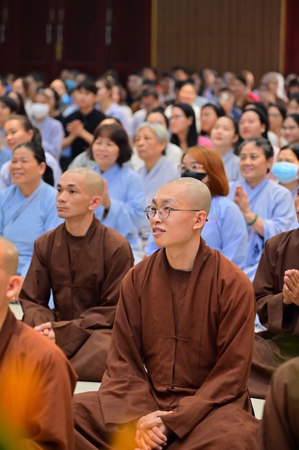 Visit and preach a Dharma talk at Hoang Phap pagoda of Ven. Pomnyun Sunim and Sr Giac Le Hieu