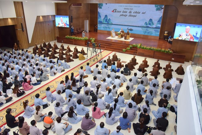 Visit and preach a Dharma talk at Hoang Phap pagoda of Ven. Pomnyun Sunim and Sr Giac Le Hieu