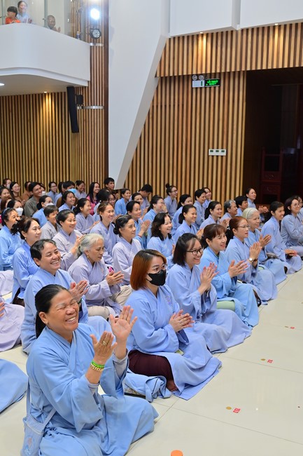 Visit and preach a Dharma talk at Hoang Phap pagoda of Ven. Pomnyun Sunim and Sr Giac Le Hieu