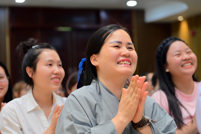 Visit and preach a Dharma talk at Hoang Phap pagoda of Ven. Pomnyun Sunim and Sr Giac Le Hieu