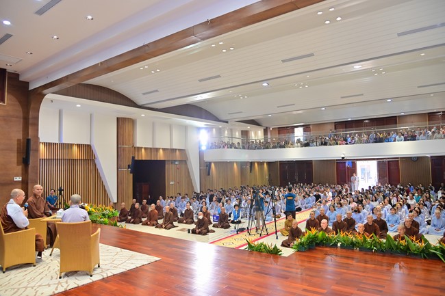Visit and preach a Dharma talk at Hoang Phap pagoda of Ven. Pomnyun Sunim and Sr Giac Le Hieu