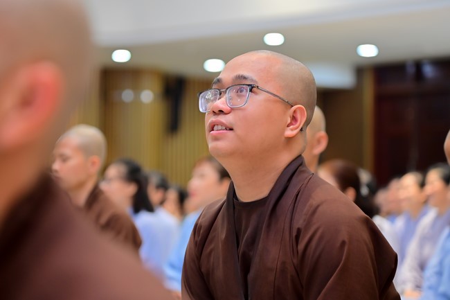 Visit and preach a Dharma talk at Hoang Phap pagoda of Ven. Pomnyun Sunim and Sr Giac Le Hieu