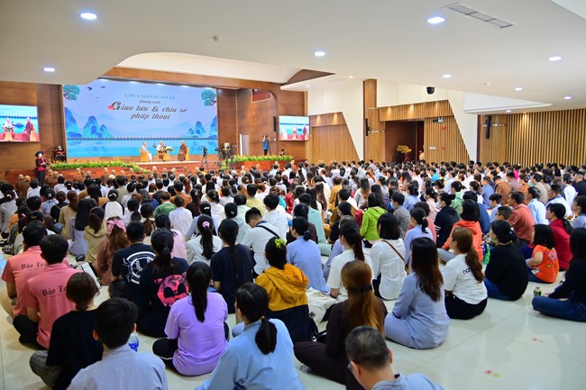 Visit and preach a Dharma talk at Hoang Phap pagoda of Ven. Pomnyun Sunim and Sr Giac Le Hieu