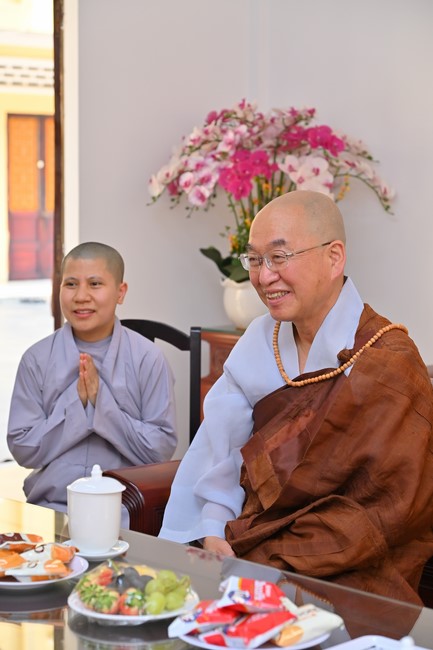 Visit and preach a Dharma talk at Hoang Phap pagoda of Ven. Pomnyun Sunim and Sr Giac Le Hieu