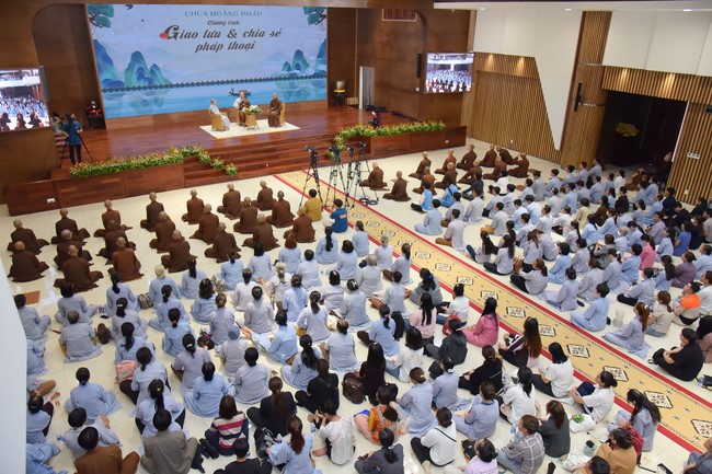 Visit and preach a Dharma talk at Hoang Phap pagoda of Ven. Pomnyun Sunim and Sr Giac Le Hieu