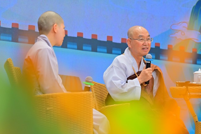 Visit and preach a Dharma talk at Hoang Phap pagoda of Ven. Pomnyun Sunim and Sr Giac Le Hieu