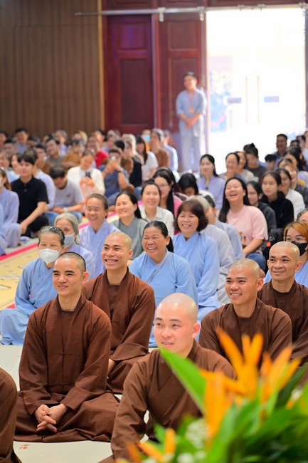 Visit and preach a Dharma talk at Hoang Phap pagoda of Ven. Pomnyun Sunim and Sr Giac Le Hieu
