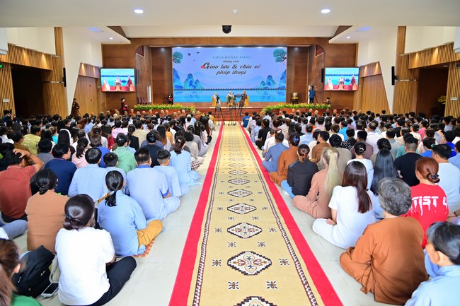 Visit and preach a Dharma talk at Hoang Phap pagoda of Ven. Pomnyun Sunim and Sr Giac Le Hieu