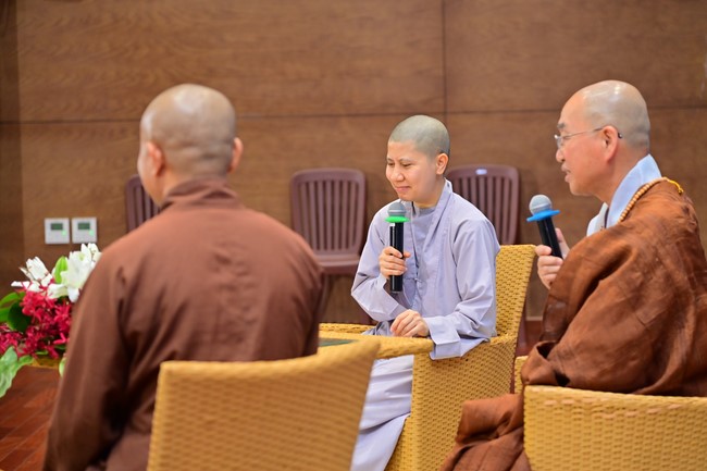 Visit and preach a Dharma talk at Hoang Phap pagoda of Ven. Pomnyun Sunim and Sr Giac Le Hieu