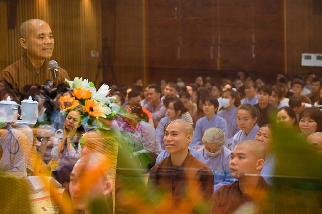 Visit and preach a Dharma talk at Hoang Phap pagoda of Ven. Pomnyun Sunim and Sr Giac Le Hieu
