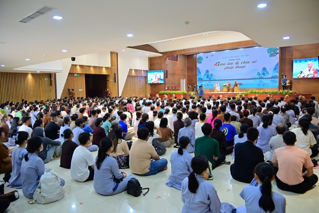 Visit and preach a Dharma talk at Hoang Phap pagoda of Ven. Pomnyun Sunim and Sr Giac Le Hieu