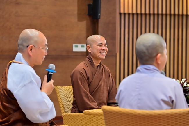 Visit and preach a Dharma talk at Hoang Phap pagoda of Ven. Pomnyun Sunim and Sr Giac Le Hieu