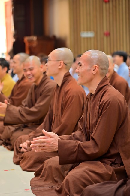 Visit and preach a Dharma talk at Hoang Phap pagoda of Ven. Pomnyun Sunim and Sr Giac Le Hieu