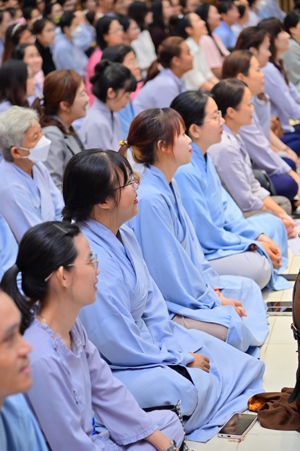 Visit and preach a Dharma talk at Hoang Phap pagoda of Ven. Pomnyun Sunim and Sr Giac Le Hieu