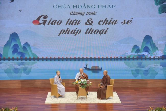 Visit and preach a Dharma talk at Hoang Phap pagoda of Ven. Pomnyun Sunim and Sr Giac Le Hieu