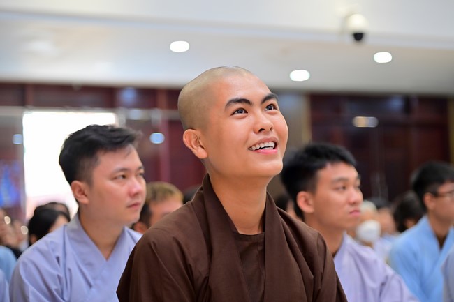 Visit and preach a Dharma talk at Hoang Phap pagoda of Ven. Pomnyun Sunim and Sr Giac Le Hieu