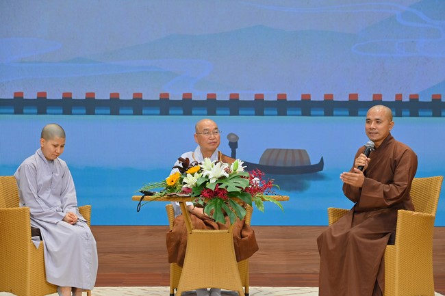 Visit and preach a Dharma talk at Hoang Phap pagoda of Ven. Pomnyun Sunim and Sr Giac Le Hieu