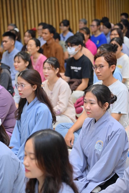Visit and preach a Dharma talk at Hoang Phap pagoda of Ven. Pomnyun Sunim and Sr Giac Le Hieu