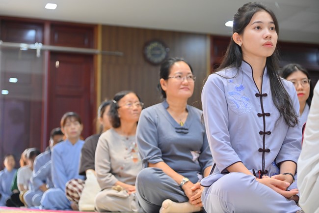 Visit and preach a Dharma talk at Hoang Phap pagoda of Ven. Pomnyun Sunim and Sr Giac Le Hieu
