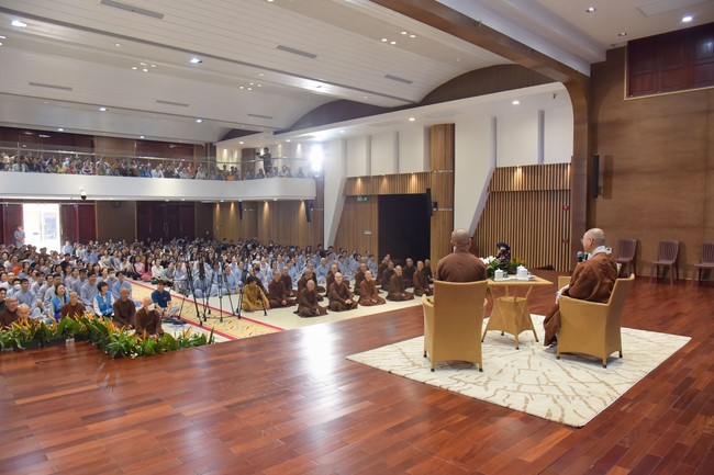 Visit and preach a Dharma talk at Hoang Phap pagoda of Ven. Pomnyun Sunim and Sr Giac Le Hieu