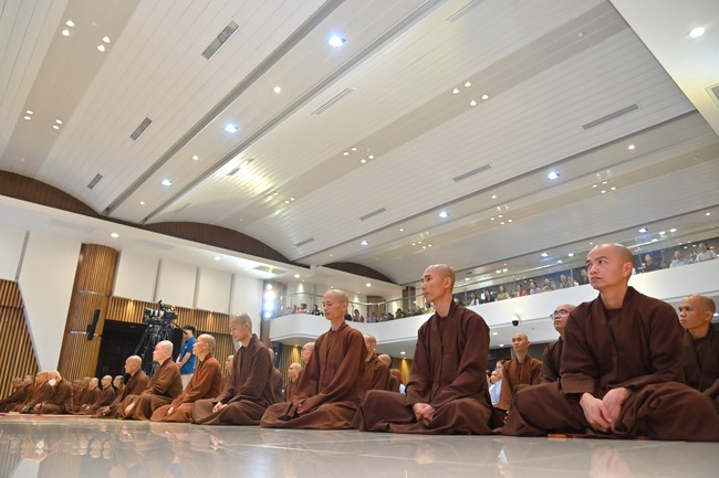 Visit and preach a Dharma talk at Hoang Phap pagoda of Ven. Pomnyun Sunim and Sr Giac Le Hieu