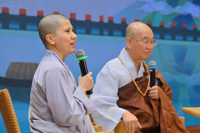 Visit and preach a Dharma talk at Hoang Phap pagoda of Ven. Pomnyun Sunim and Sr Giac Le Hieu